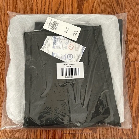 Abercrombie & Fitch Split-Hem Vegan Leather Slim Flare Pant Black Petite Short - Picture 4 of 6